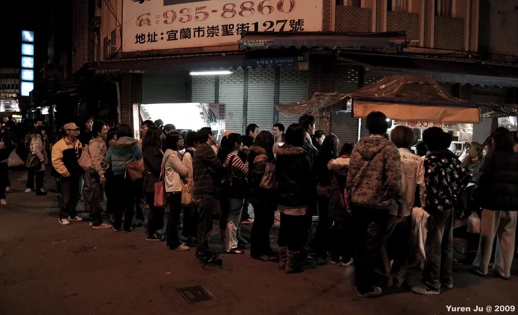 宜蘭夜市攤排隊是常態